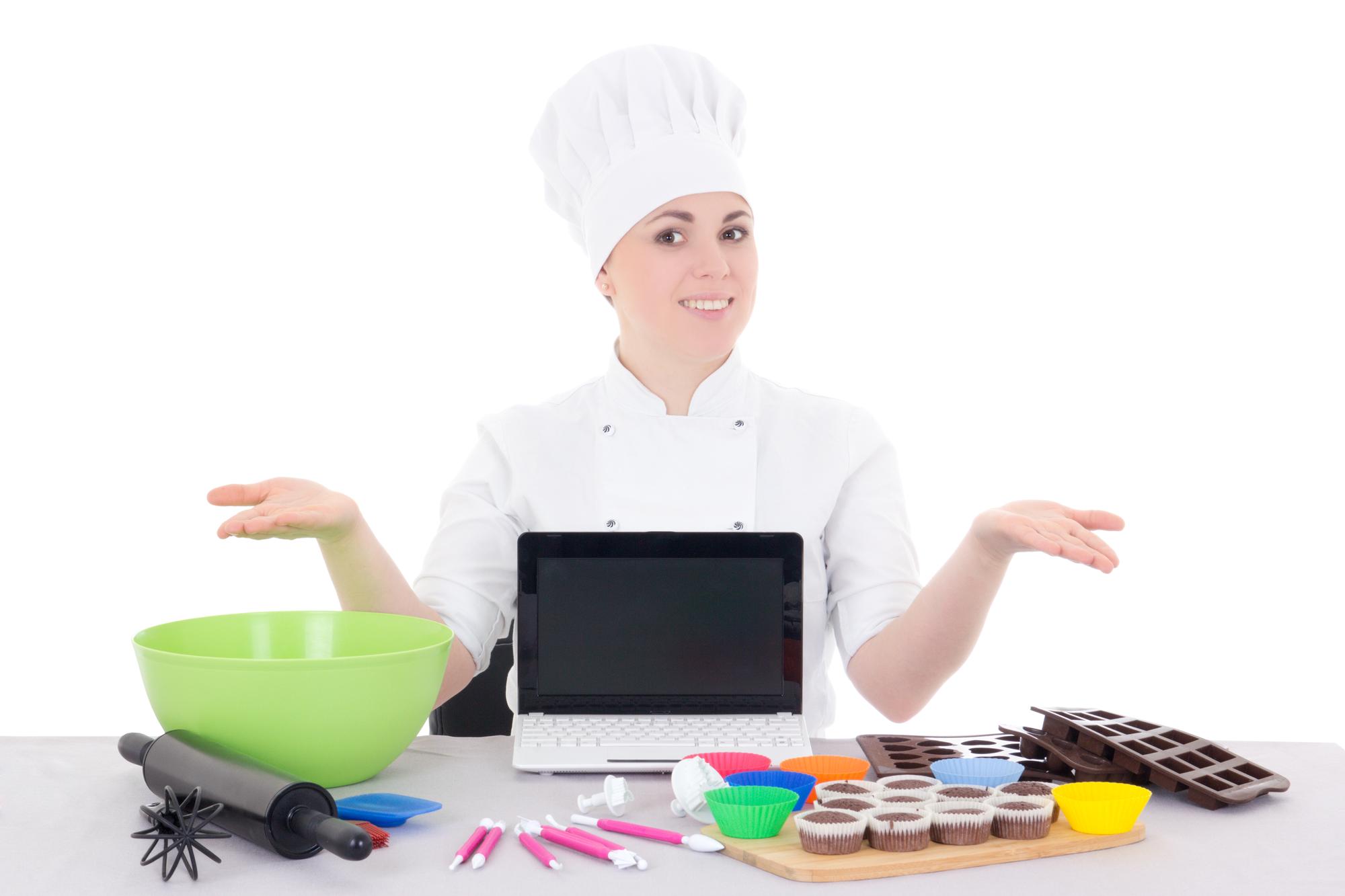Chef che prepara un piatto durante lezione online